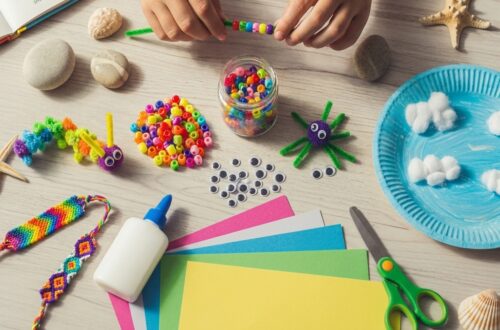 Basteln eines Papierfächers. Kinder