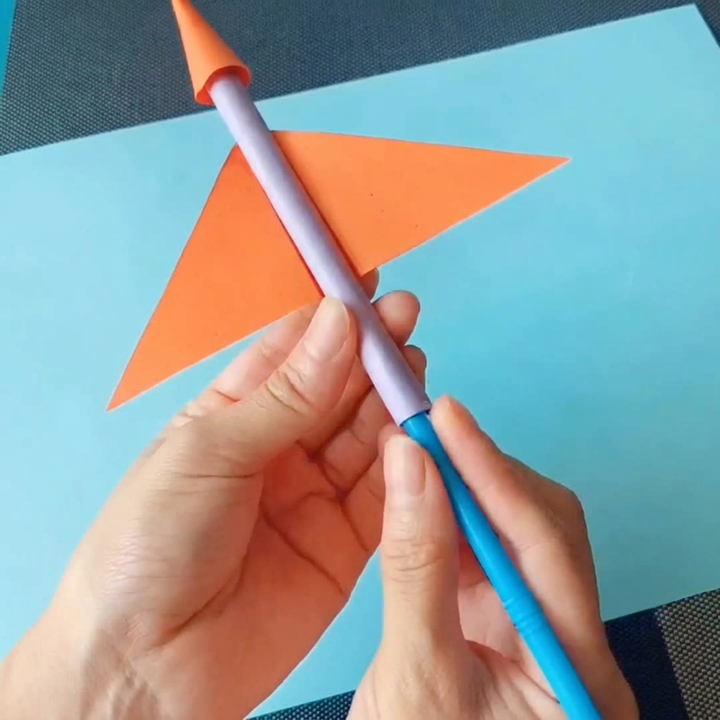 Eine Papierrakete basteln, die weit fliegt